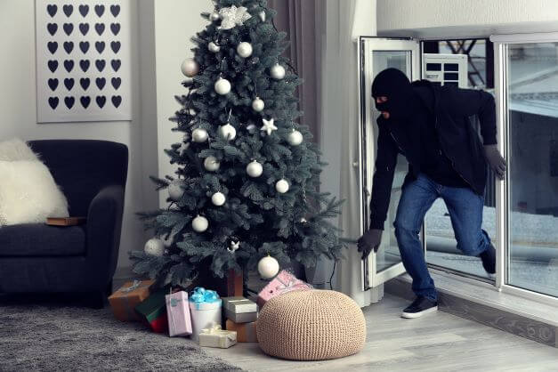 man breaks into house at christmas