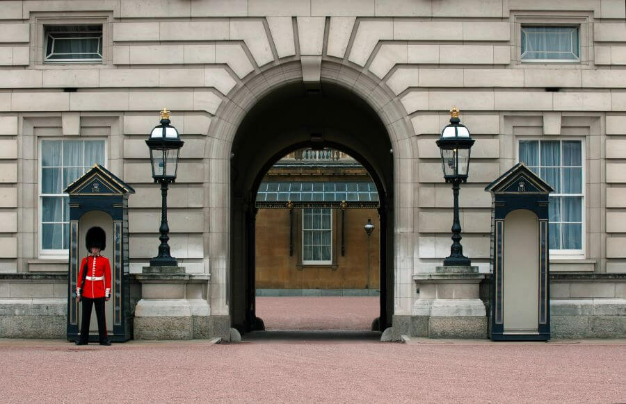 A Londoners Guide on How to Spend a Day in London 1 guard at buckingham palace