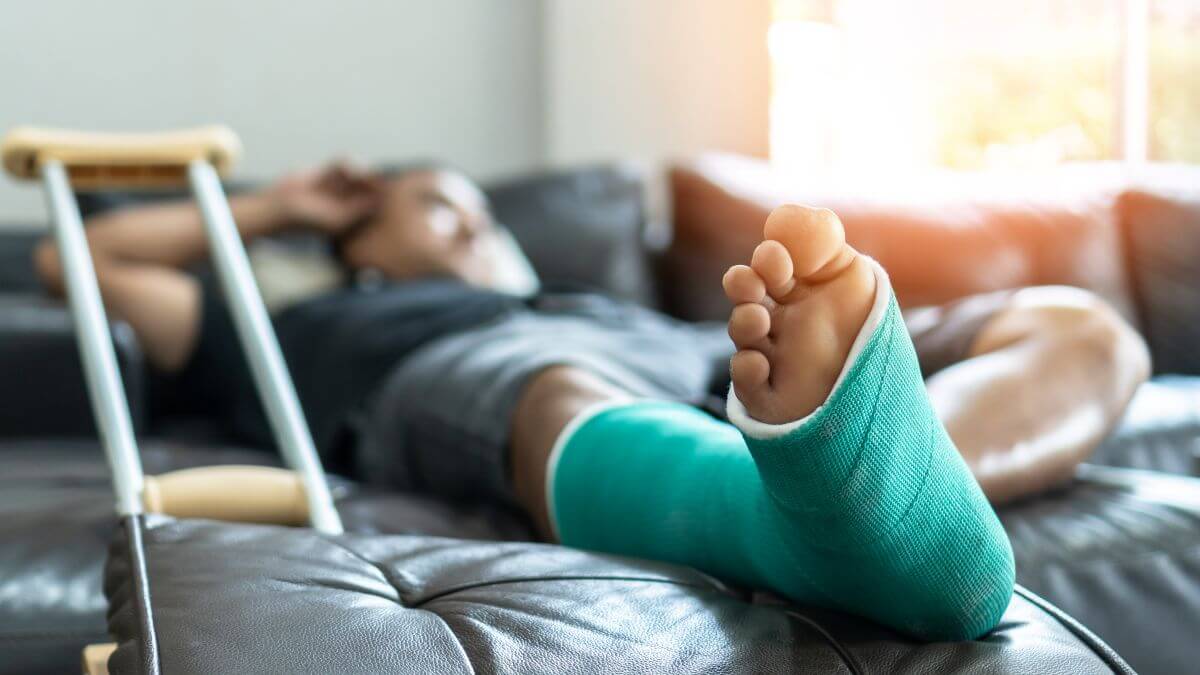 How to Recover Financially After an Accident or Injury in the UK 1 man lying on bed with broken leg